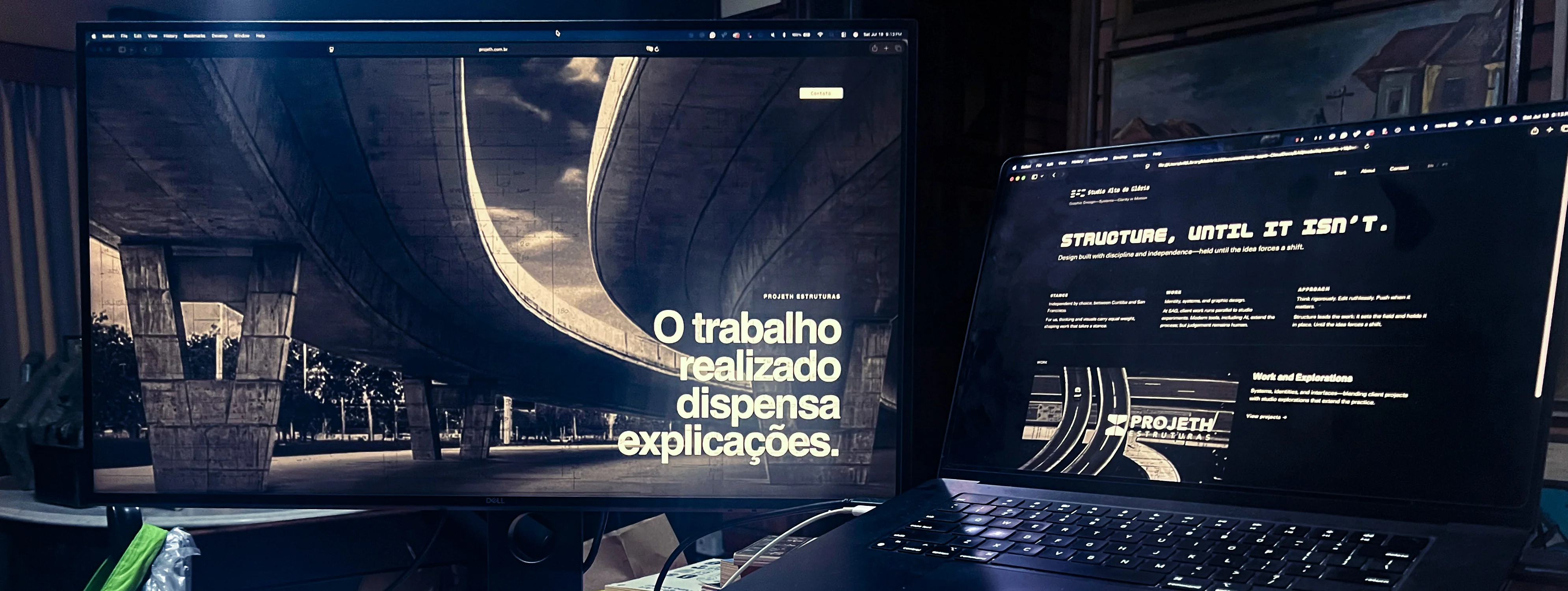 Website da Projeth exibido em um monitor.